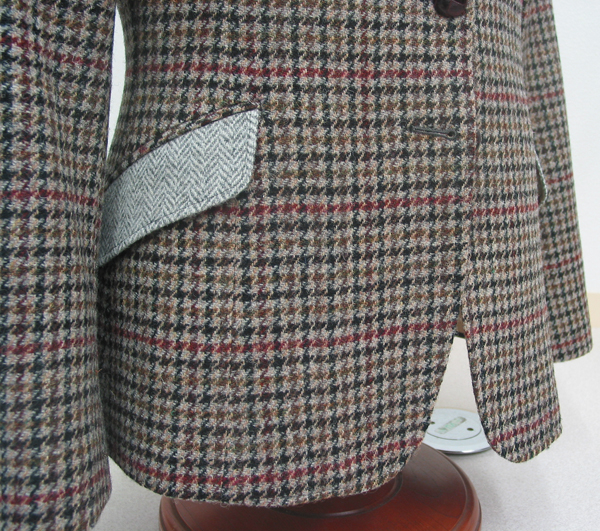 ジャケットの腰ポケットを別素材で仕立てるクレイジーパターン