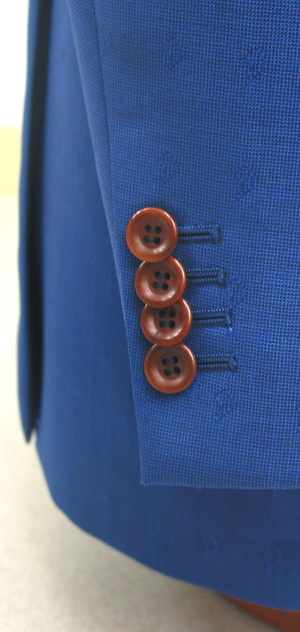 ライトネイビーのスーツに茶系のナットボタン