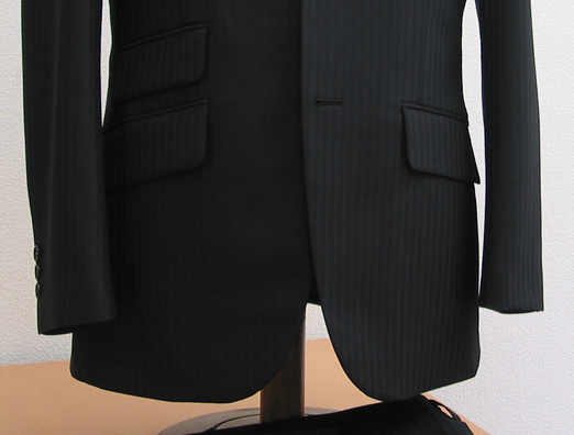 ゴージラインが高く衿巾が広めのクラシコスーツには、 ２釦スーツでも釦位置が標準セット。 特に(…)