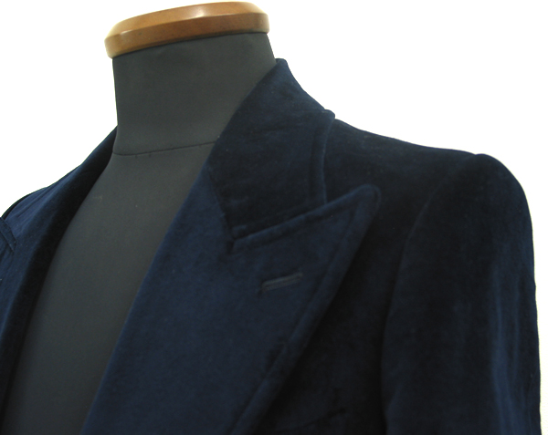 ハリソンズ オブ エジンバラのコットン１００％ベルベットで仕立てられた ネイビージャケット。特徴的なのは、タイトな肩巾に(…)