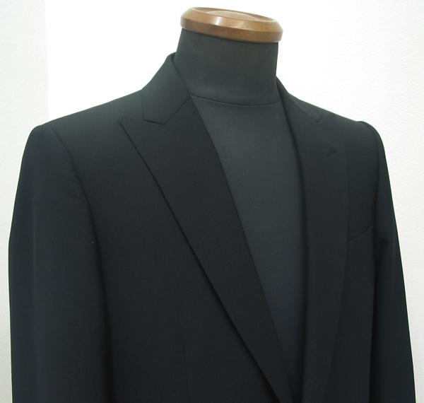 ジャケットを１釦で仕立てると、ビジネス標準の２釦スーツに比べ フロント部がすっきり見えます。ブリティッシュスーツの(…)
