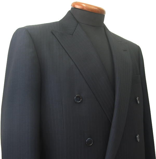ダブルスーツにはぴったり良く合うネイビーにストライプ柄で 仕立てられたブリティッシュモデルの６釦１掛ジャケット。
