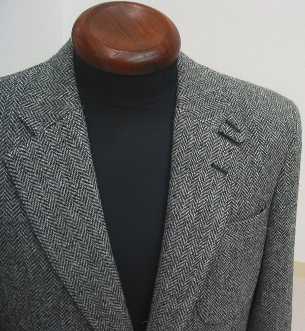 ハリスツイードには定番のヘリンボーン柄のジャケット。。 オーダージャケットでは、胸ポケット、腰ポケットデザインを(…)