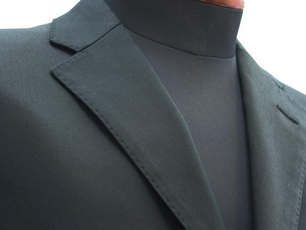 黒色はとても便利なコットン色。上下揃いのスーツとしてや、スーツをジャケパン用にセパレートのコーディネートなど(…)